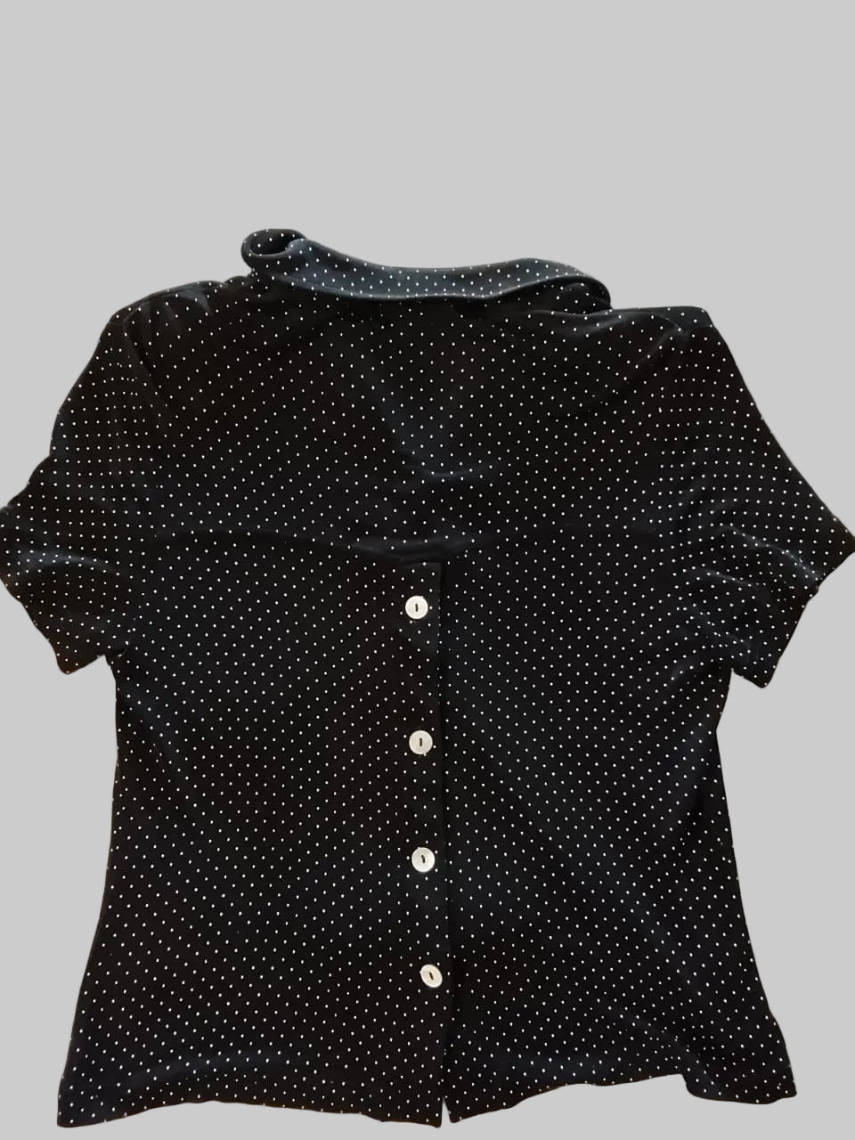 Blusa negra de lunares blancos